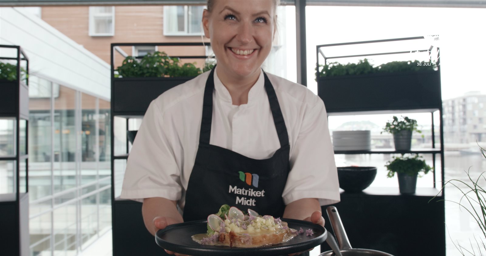 Tørrmodnet svinekam med nykål og smørsaus