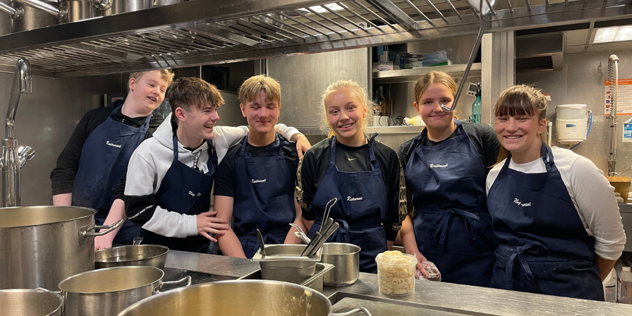 650 1200 True True 1 95 Fileshare Filarkivroot Nyheter 2021 Ung Restaurant 21 Ung Restaurant Spongdal På Fagn Png