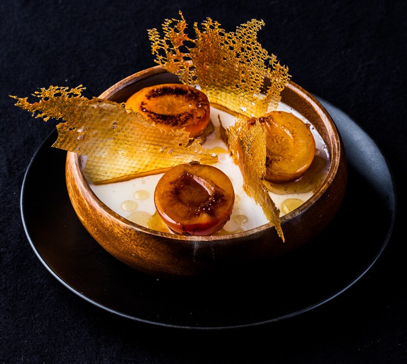 Tjukkmjølkspudding med stekte plommer