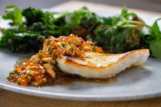 Hvit fisk med jordskokk og grønnkål